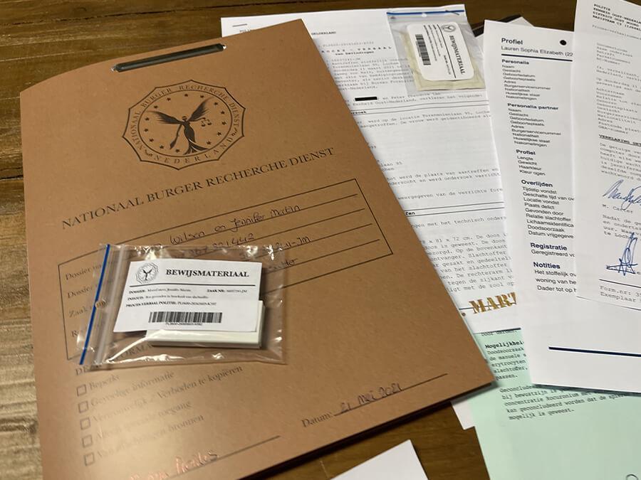 Bewijs en documenten op tafel tijdens onderzoek